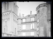 Détails de façades d'édifices (clocher, tour, « épicerie droguerie Paul Mallet »).