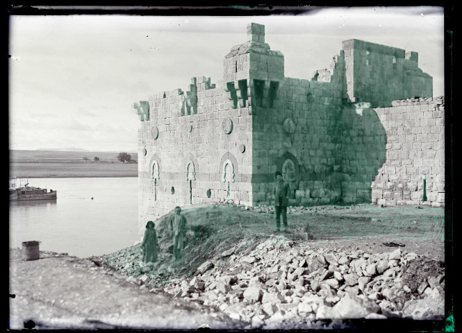 Fortin au bord de l'Euphrate à Biredjik (Turquie) (notice PA).
