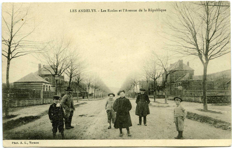 Andelys (Les). Les Ecoles et L'Avenue de la République.