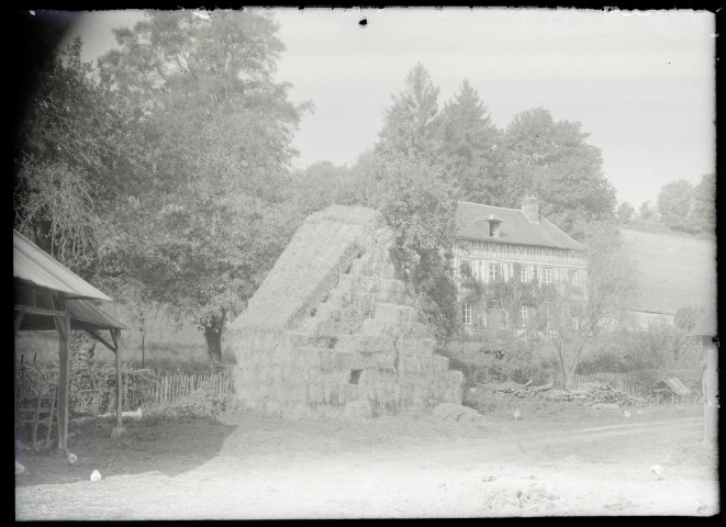 Meule de foin devant le prieuré de Rosay-sur-Lieure (Eure).