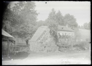 Meule de foin devant le prieuré de Rosay-sur-Lieure (Eure).