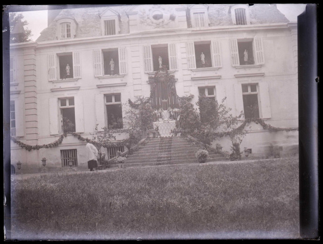 Perron du château d'Orgeville (Eure) aménagé en autel.