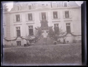 Perron du château d'Orgeville (Eure) aménagé en autel.