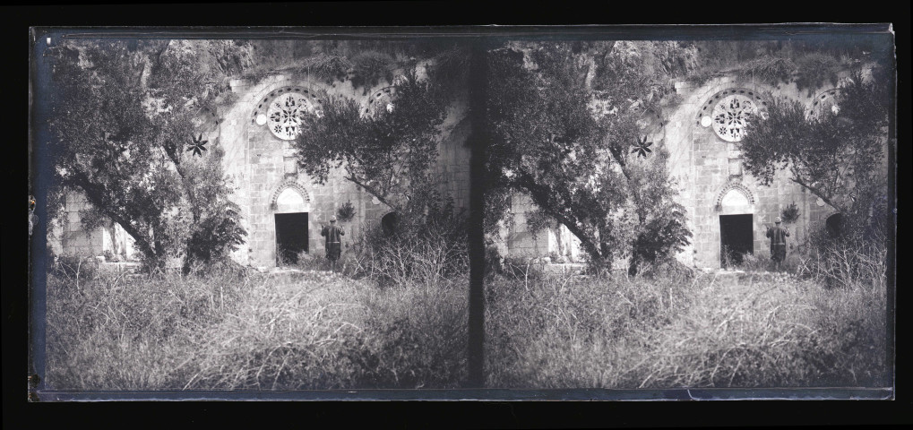 Homme à la prière devant un édifice religieux.