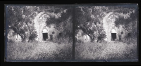 Homme à la prière devant un édifice religieux.