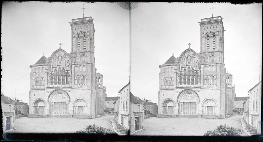 Façade de l'église de la Madeleine de Vézelay (Yonne).