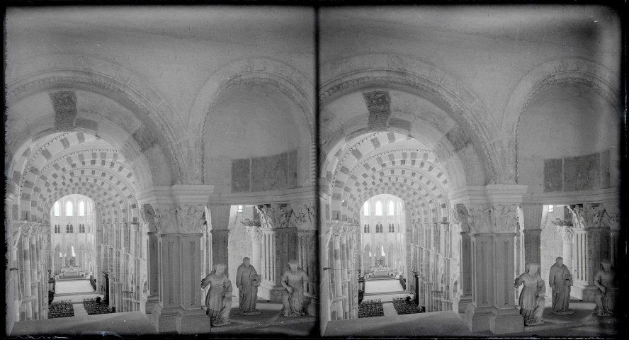 Priants, piliers et chapiteaux sculptés de l'église de la Madeleine de Vézelay (Yonne).