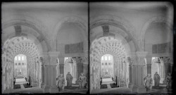 Priants, piliers et chapiteaux sculptés de l'église de la Madeleine de Vézelay (Yonne).