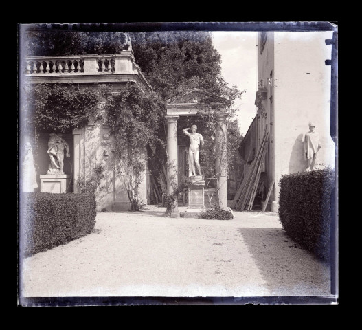 Statues antiques dans un jardin de ville italienne.