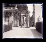 Statues antiques dans un jardin de ville italienne.