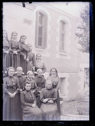 Groupe de femmes sur le perron du château d'Orgeville (Eure) côté parc.