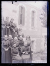 Groupe de femmes sur le perron du château d'Orgeville (Eure) côté parc.