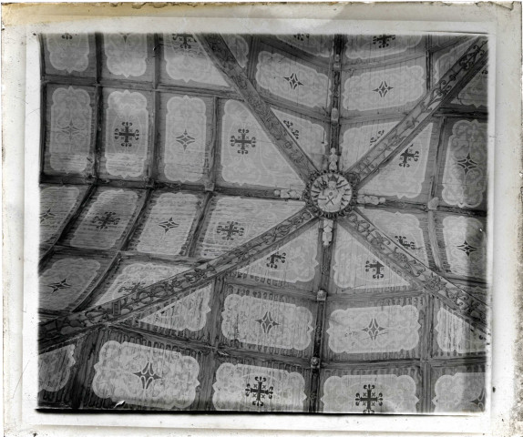 Voûtes ornementées de l'église de Puchay (Eure).