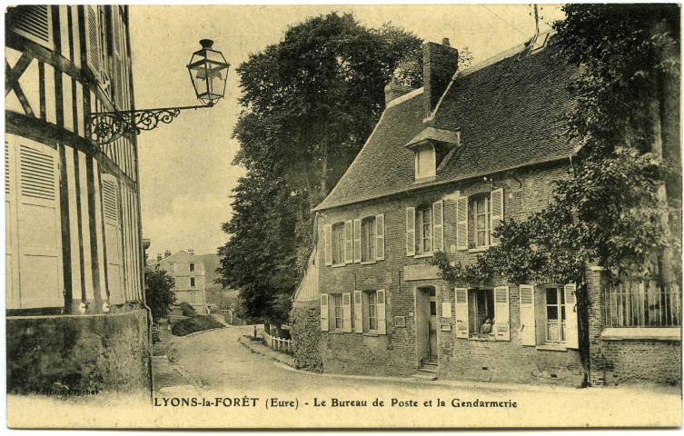 Lyons-la-Forêt. Le Bureau de Poste et la Gendarmerie.