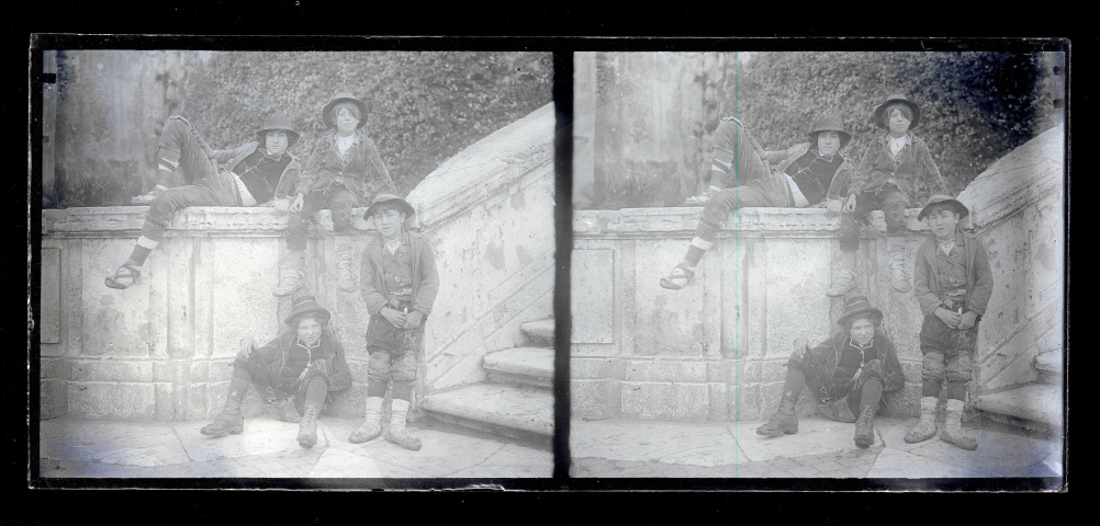 Portrait de jeunes siciliens assis dans des escaliers.