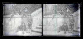 Portrait de jeunes siciliens assis dans des escaliers.