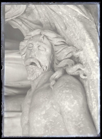 Détail du groupe statuaire représentant la mise au tombeau de l'église abbatiale de Saint-Germer-de-Fly (Oise).