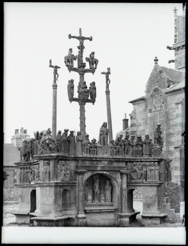 Calvaire du cimetière de l'église de Lopérec (Finistère).