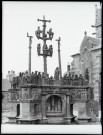 Calvaire du cimetière de l'église de Lopérec (Finistère).