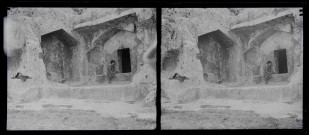 Enfant posant devant un tombeau dans une grotte.