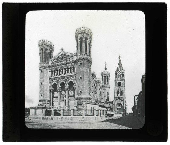 Basilique Notre-Dame de Fourvière à Lyon (Rhône), façade ouest.