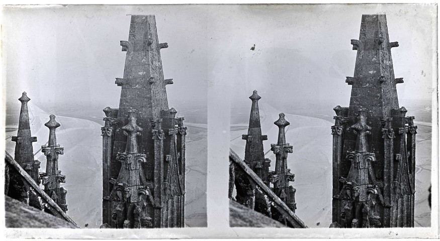 Détail d'un pinacle de l'église abbatiale avec vue sur la baie du Mont-Saint-Michel (Manche).