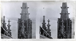 Détail d'un pinacle de l'église abbatiale avec vue sur la baie du Mont-Saint-Michel (Manche).