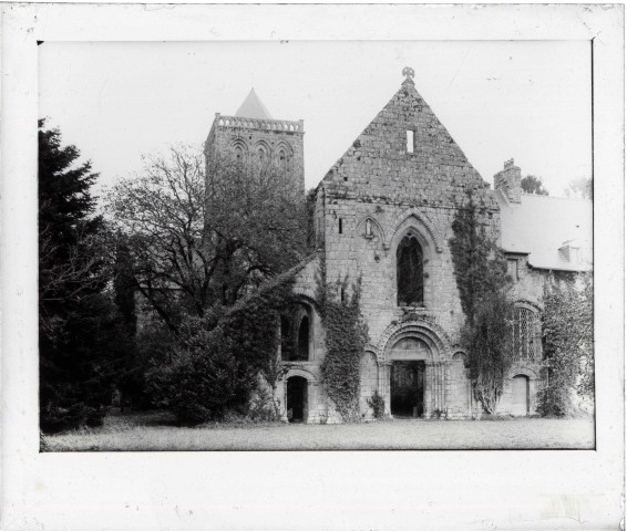 Ruines de l'abbaye de la Lucerne à La-Haye-Pesnel (Calvados).
