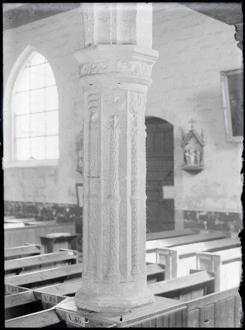 Détail d'une des piles sculptées de la nef de l'église Saint-Martin de Veules-les-Roses (Seine-Maritime)