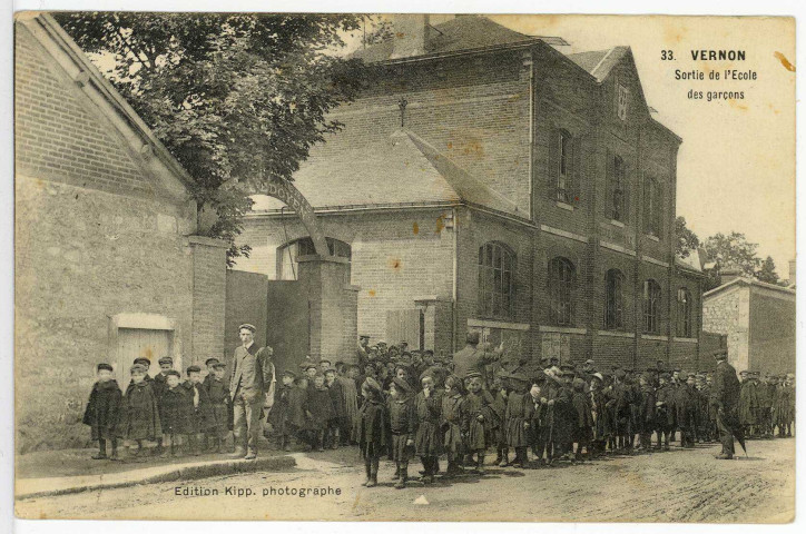 Vernon-Ville. Sortie de l'Ecole des garçons.