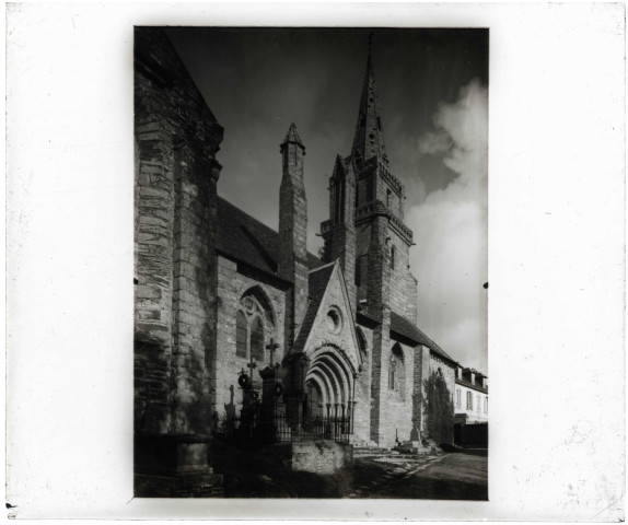 Église bretonne et son cimetière.