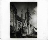Église bretonne et son cimetière.