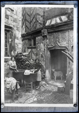 Femmes à la lessive dans la cour de la maison d'Henri IV de Caudebec-en-Caux (Seine-Maritime).