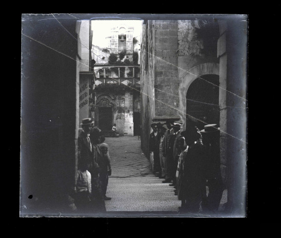 Ruelle et clocher d'une ville italienne.
