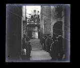 Ruelle et clocher d'une ville italienne.