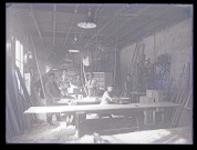 Ouvriers posant dans un atelier de menuiserie et de tonnellerie d'une distillerie de Cognac (Charente).