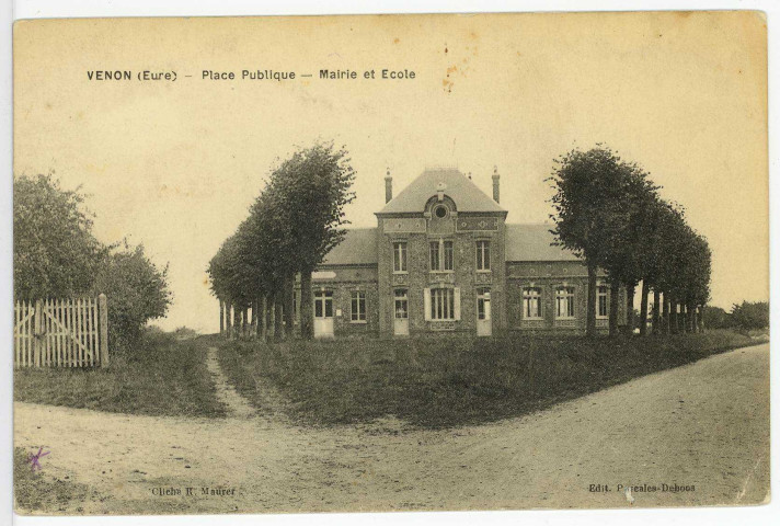 Venon. Place publique - Mairie et Ecole.