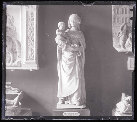 Statue de Vierge à l'enfant exposée au musée du Louvre de Paris (Seine).
