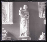 Statue de Vierge à l'enfant exposée au musée du Louvre de Paris (Seine).