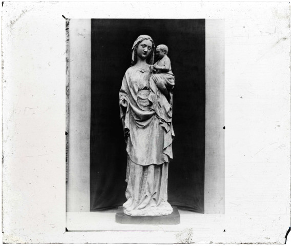 Statue de la Vierge à l'Enfant en calcaire polychrome du XIVe siècle, dite Notre-Dame d'Écouis, dans l'église Notre-Dame d'Écouis (Eure)