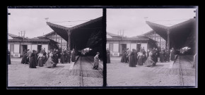 Pèlerins et ecclésiastiques en pèlerinage à Lourdes (Hautes-Pyrénées), sur le quai de la gare de Morcenx (Landes).