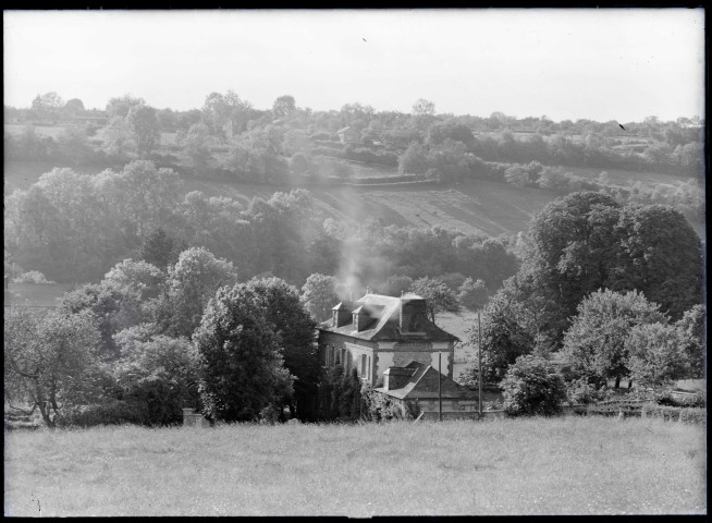 Vue sur le presbytère et son jardin de Rosay-sur-Lieure (Eure).