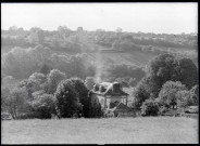 Vue sur le presbytère et son jardin de Rosay-sur-Lieure (Eure).