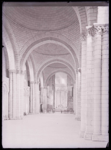 Intérieur d'église.