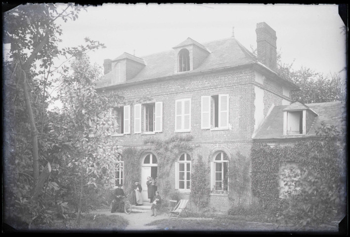 Famille Bretocq sur le perron du presbytère à Rosay-sur-Lieure (Eure).