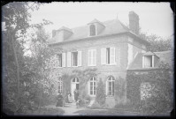 Famille Bretocq sur le perron du presbytère à Rosay-sur-Lieure (Eure).