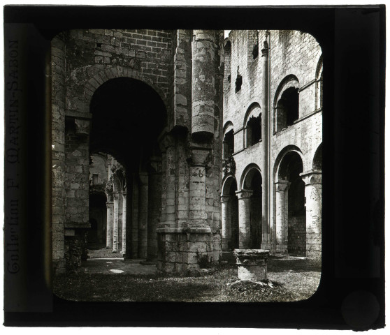 Église abbatiale Notre-Dame de l'abbaye Saint-Pierre de Jumièges (Seine-Maritime), nef et bas-côté sud.