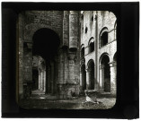 Église abbatiale Notre-Dame de l'abbaye Saint-Pierre de Jumièges (Seine-Maritime), nef et bas-côté sud.