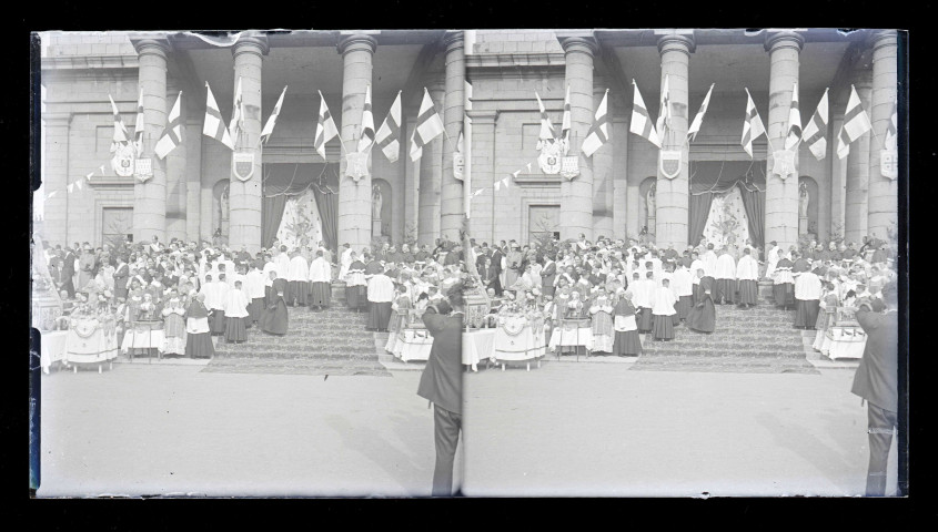 Procession de la Vierge au Monument de Jeanne d'Arc et à la basilique Notre-Dame de Bonsecours (Seine-Maritime).