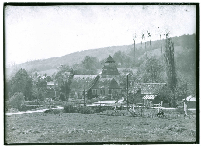 Vue générale sur le village et l'église de Rosay-sur-Lieure (Eure).